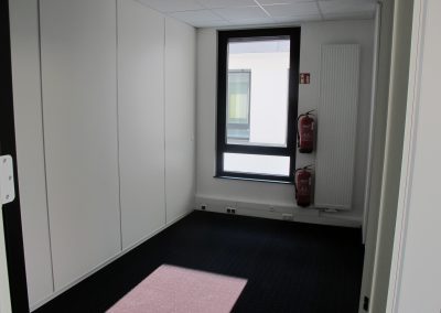 Büroflur mit Fenster und Feuerlöscher