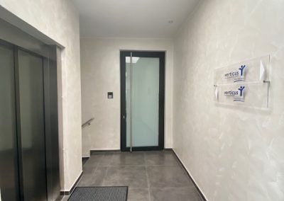 Eingangsbereich mit Fahrstuhl und Glastür