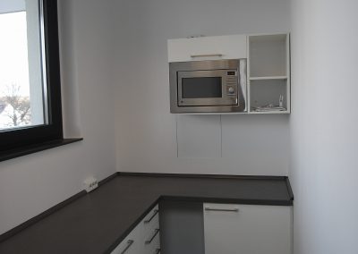 Kompakte Büroküche mit Mikrowelle