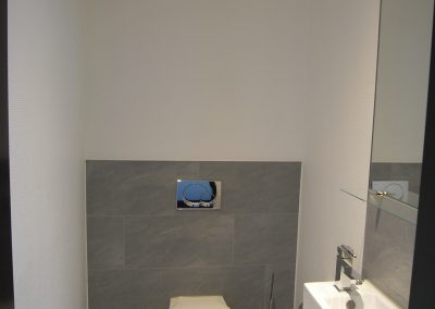 Modernes WC mit Handwaschbecken