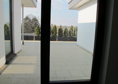 Zugang zur geräumigen Terrasse